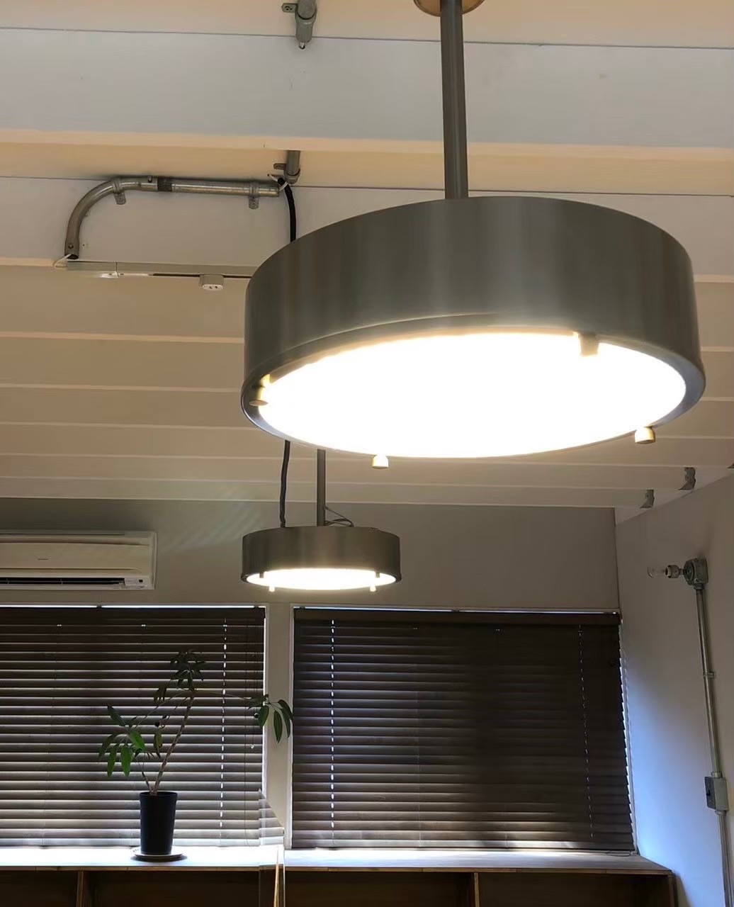 アイアン照明で“視認性を確保しながら雰囲気を演出”