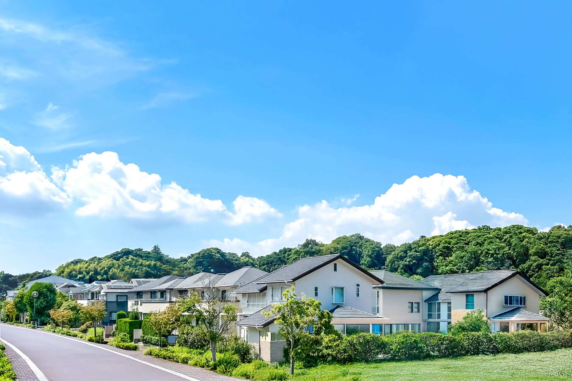 爽やかな青空が似合う緑の多い郊外の住宅地
