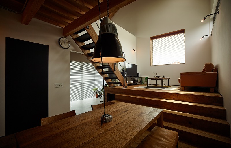 ダークトーンのリビング｜ナカミチホーム