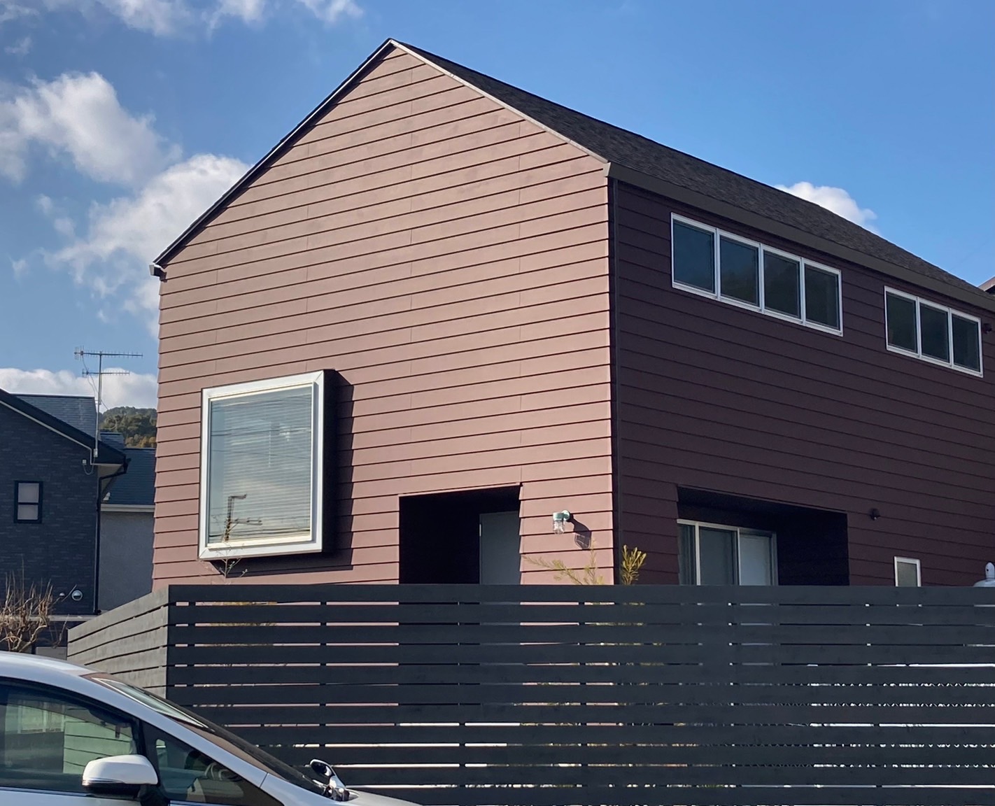 ブラウン外壁のブルックリンスタイルの家