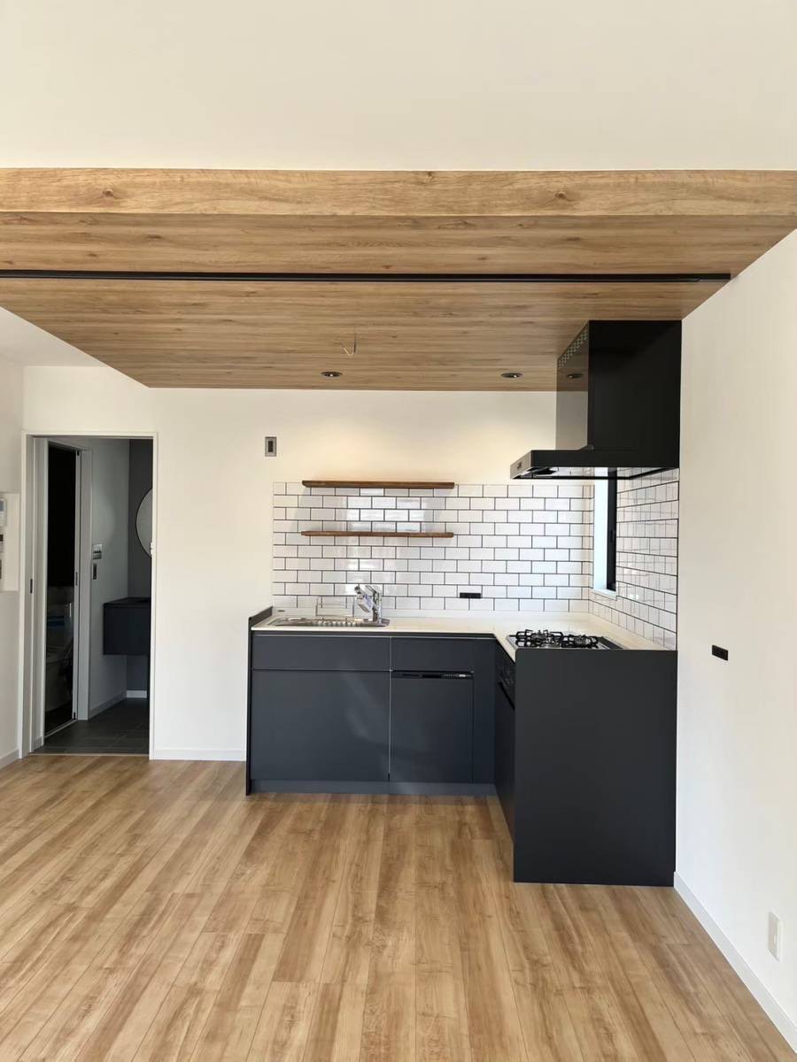 白いサブウェイタイルと黒の目地を使ったキッチ