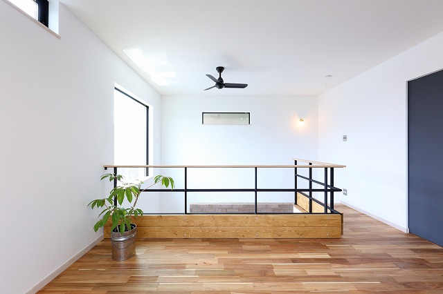 アイアン手すりとオーク材の天板がつくる“横の抜け感”