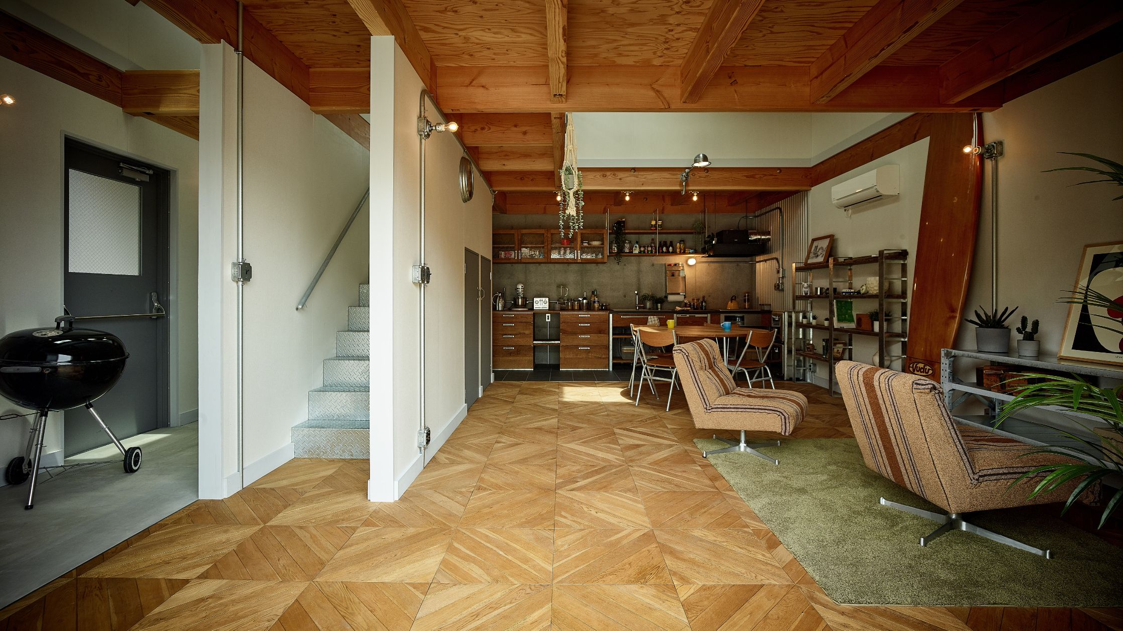 デザインとインテリアを繋ぐブリキの家の素材のハーモニー